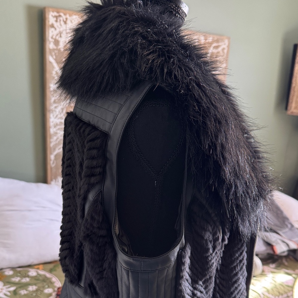 Guess Black Fur-Trimmed Women's Vest. - Picture 6 of 10